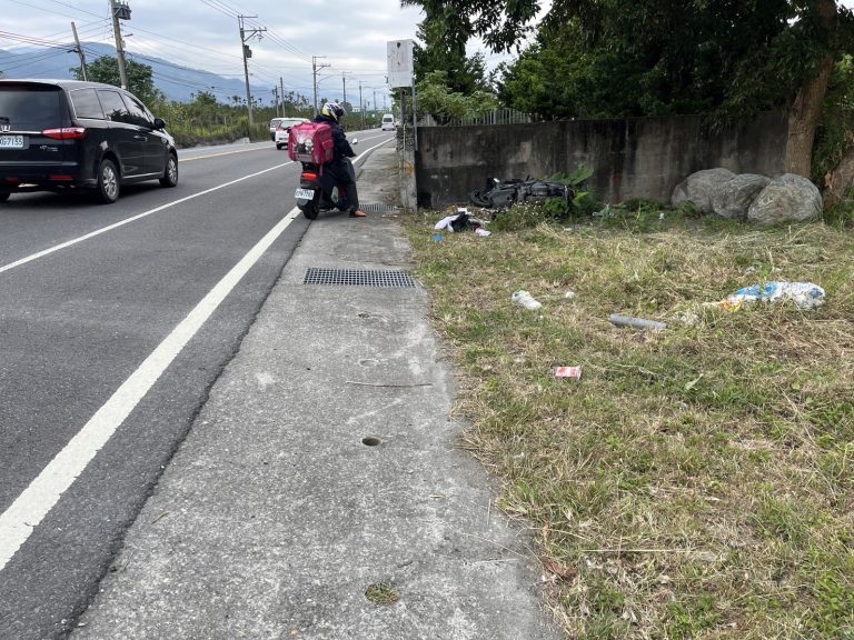 偏離車道撞擊圍牆  機車車頭毀損駕駛頭部重創不治