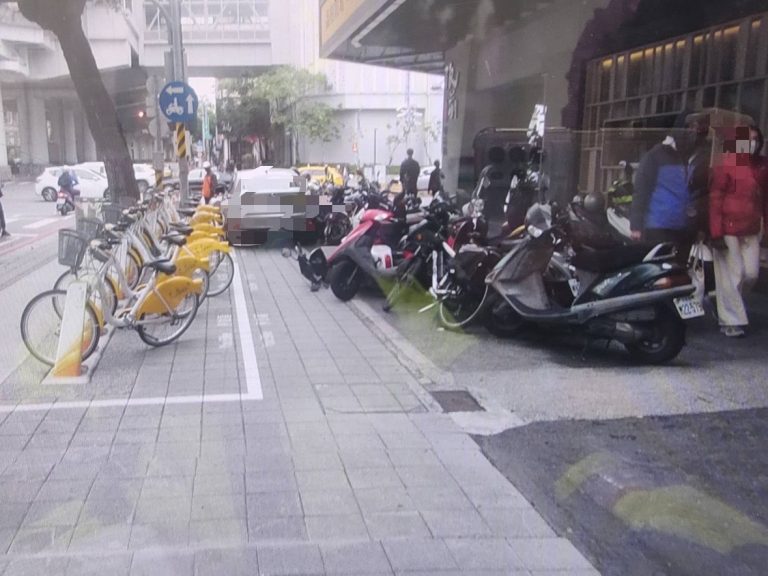 誤踩油門車暴衝人行道 女駕駛酒測值超標