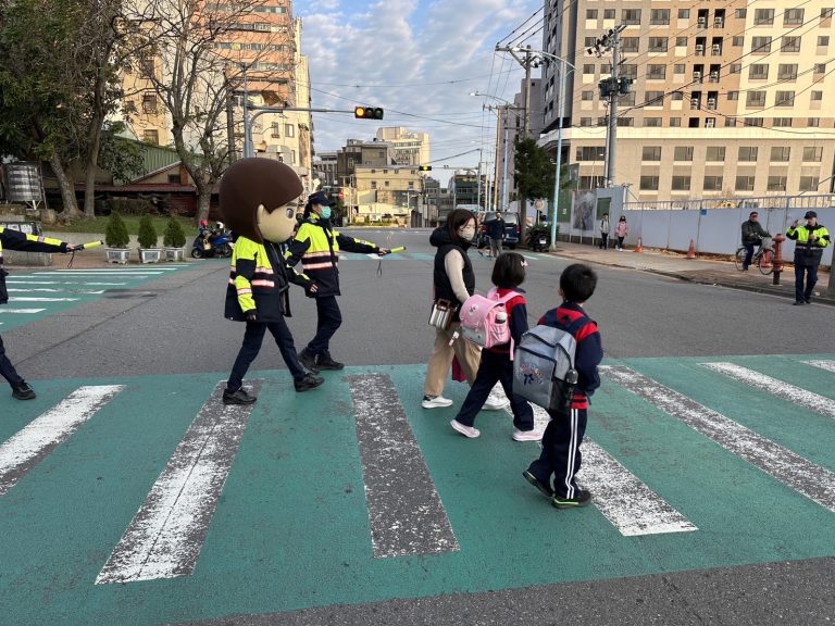 鐵警柔情保衛學童 中壢警溫馨護童安全上學去