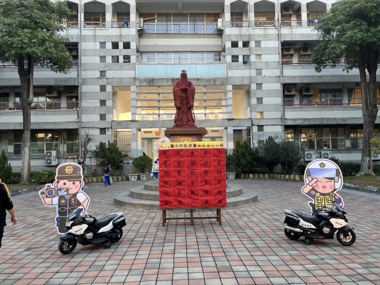 開學護童首日 超過1公尺高戳戳樂現蹤校園 小朋友全暴動