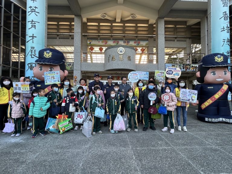 霧峰警化身小暖陽守護學童安全 讓學童們幸福的迎接開學日