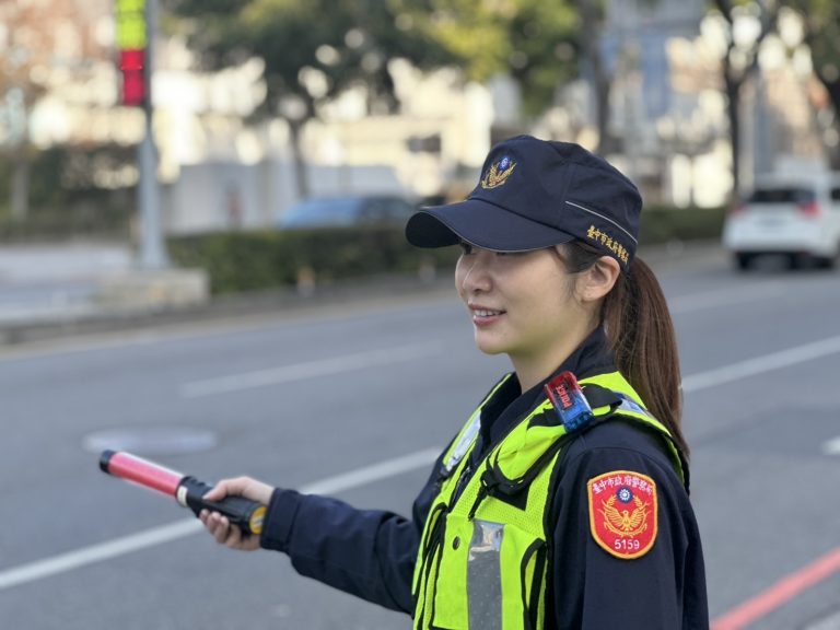 開學啦！中市警五分局總動員「護童」  女警維護交通秩序超吸睛