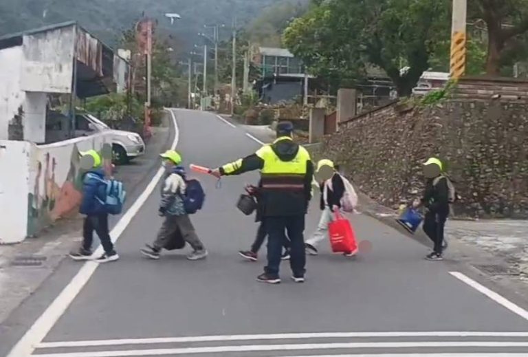 開學囉！關山分局「護童專案」 加強交安與防詐宣講