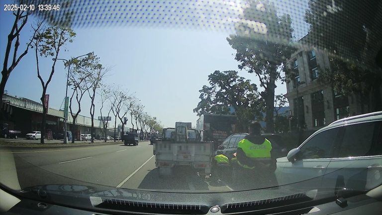 汽車沒油困路中 潭北警正巧路過助解圍