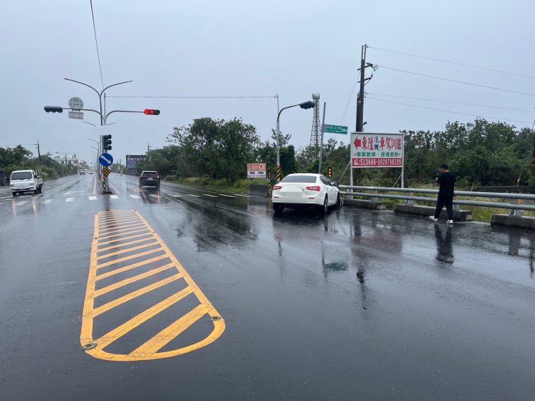 天雨路滑失控自撞護欄  駕駛無大礙