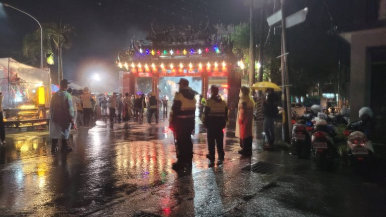 池上鄉元宵遶境盛大舉行 關山警雨中全程「與神同行」護維安圓滿落幕
