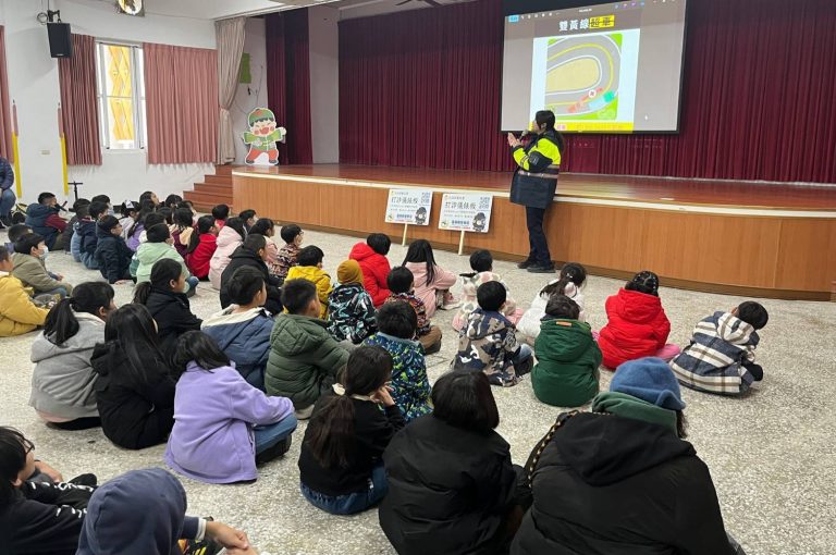 池上所長至福原國小 圖文並茂宣講反毒、婦幼、交安及打詐儀錶板