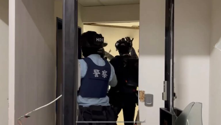 攻堅連破三道門 刑事局破獲藏於商辦內博弈及詐欺機房