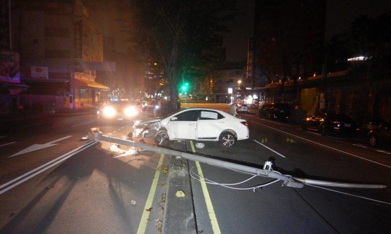 台中酒駕男自撞分隔島  遭警移送偵辦