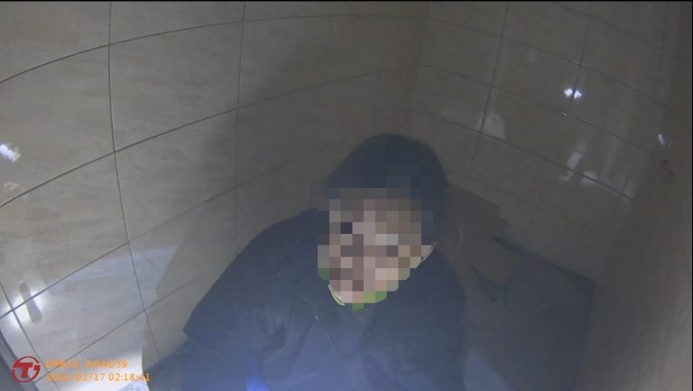 建築工地深夜異聲引警出動「她」躲廁所避寒有原因