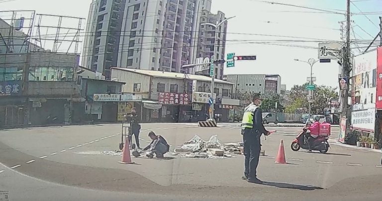 大量貨物散落於車道 馬岡警迅速協助排除障礙