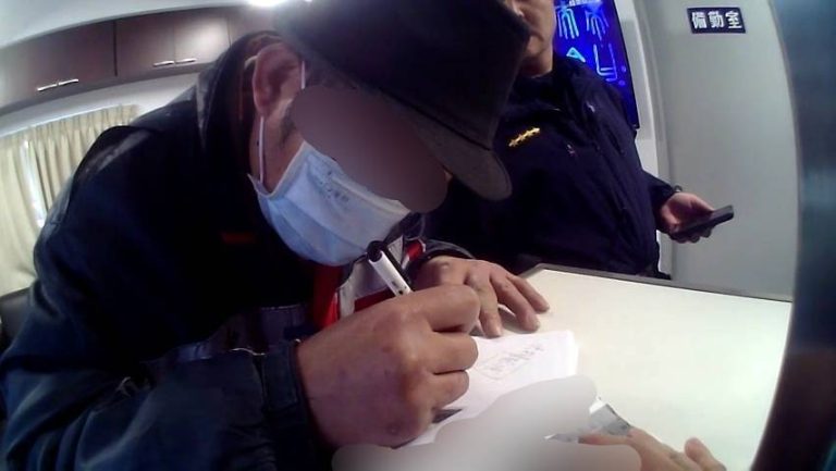 瑞豐警耐心引導腦傷失憶男書寫姓名 護送其平安返回池上住家