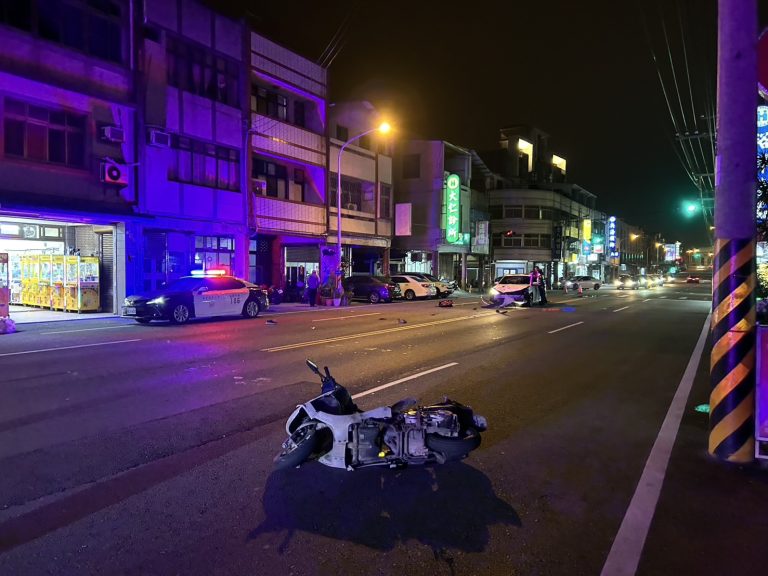 苗栗尖豐路段車禍 自小客車違規闖號誌撞重機 騎士傷重送醫