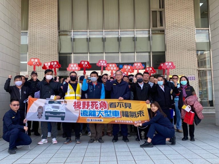 烏日分局強化防禦駕駛行車安全宣導   化身為大型車「交安風水師」