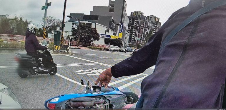 酒駕男違規遭攔查  趁警不注意引燃機車