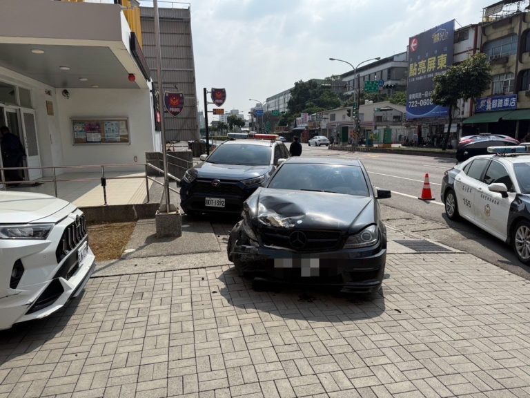 兩車追撞  機車及巡邏車被波及  肇事車查獲依托咪酯