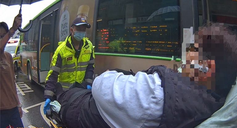 公車司機突發心悸 驚險停路口 警民暖心接力救援脫險