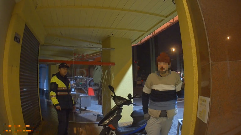 外語老師差點變街友？英國男滯台流浪 暖警出手助安置