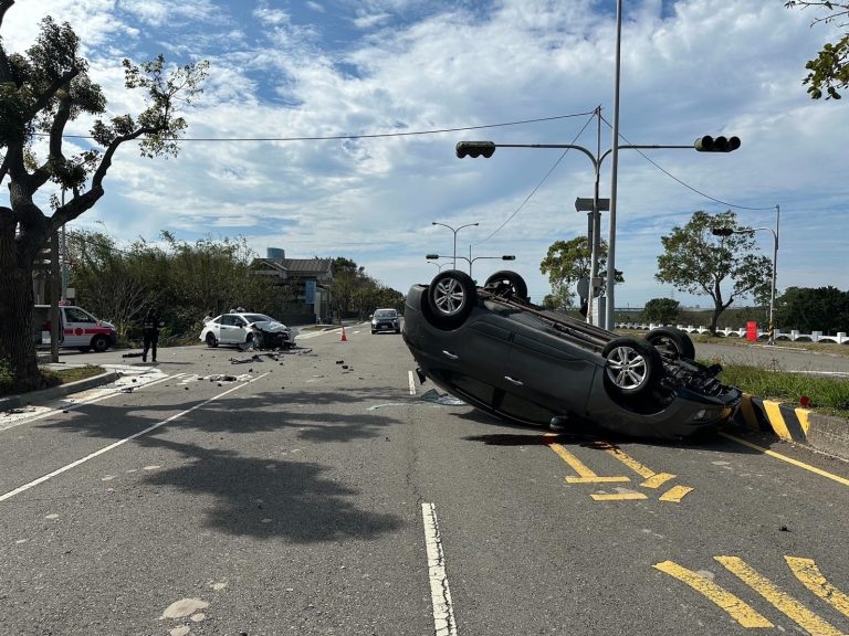 疑違反號誌管制   自小客路口發生碰撞後翻覆