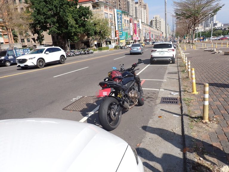 男子騎乘ubike與路邊停放之大型重機發生碰撞