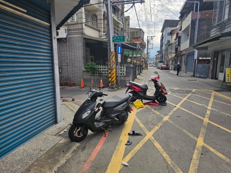 轉彎未打方向燈見警心虛   加速駛離與他車碰撞