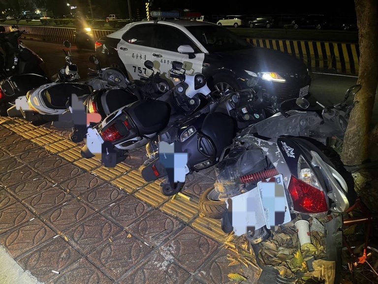 女子情緒不穩推倒多部機車 清水警協助就醫並通知車主協助受理報案