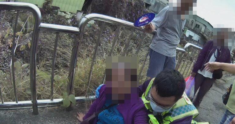 即時救援！68歲婦人中暑癱坐河堤 警消聯手助送醫