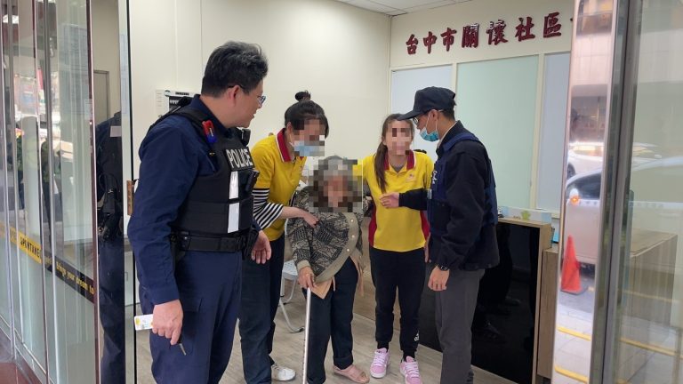 台中最潮Solo旅人！拐杖一揮、收音機一賣！幸遇暖警出手安置