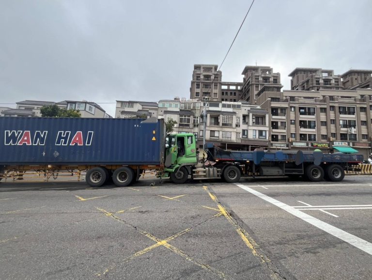 大貨車追撞 幸駕駛無大礙  肇事原因仍待釐清