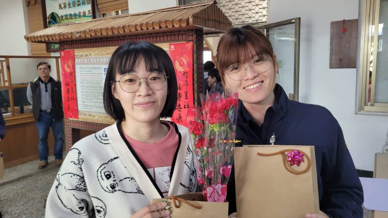 婦女節前夕 關山分局長與鎮長溫馨致敬 感謝女性同仁辛勞付出