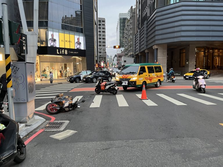 台中西區兩機車與娃娃車交通事故 警方調查肇因中