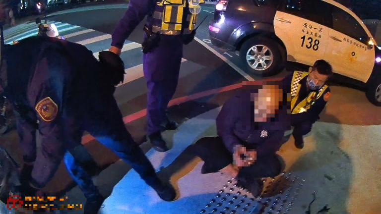 亡命之徒變「亡命之跤」 通緝犯衝撞警察反自摔