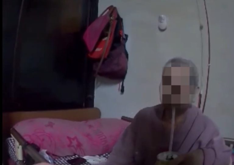 「可不可以幫忙看一下我媽媽?」女警「我在這」暖心陪伴老婦