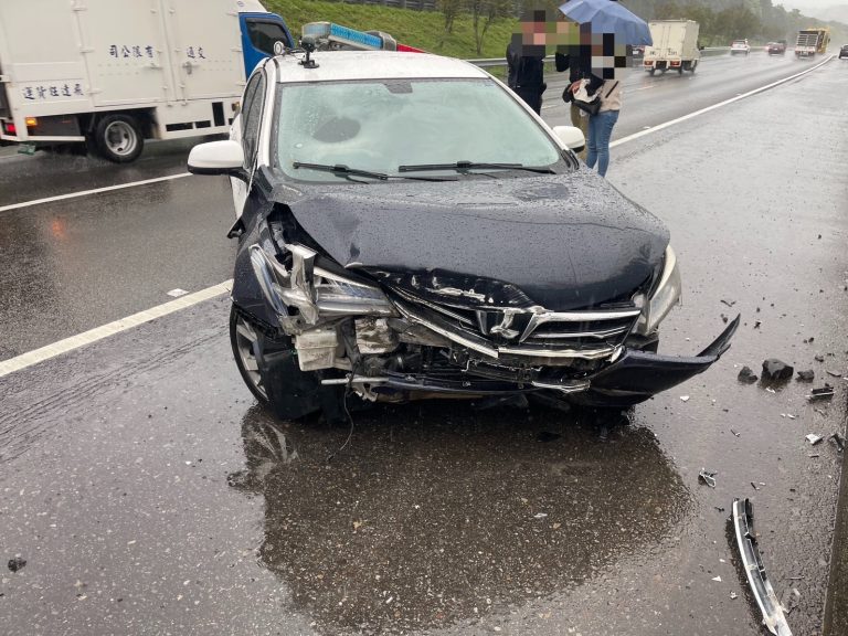 警車押解嫌犯途中 打滑撞護欄車頭毀損 幸人員僅輕傷