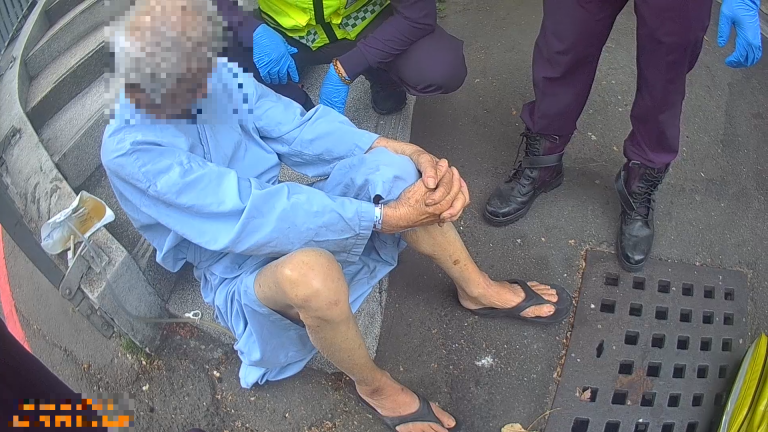 身掛尿袋疑失智離院迷路　員警聯繫醫院平安送返
