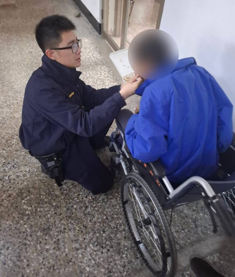坐輪椅且手部受傷長者迷途 警方協助關照並通知家屬平安返家