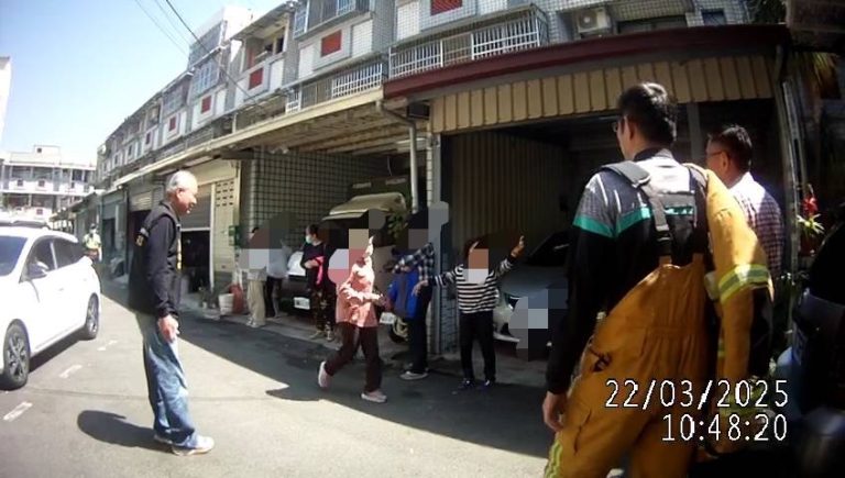 獨居老翁突發不適倒地 內安警暖心救援助送醫