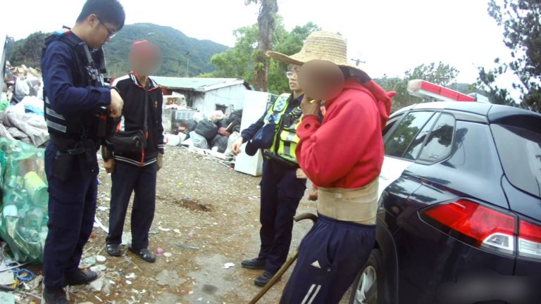鹿野巡警與村長展現社區警政效能 助負氣離家身障長者返家並與弟弟握手言和