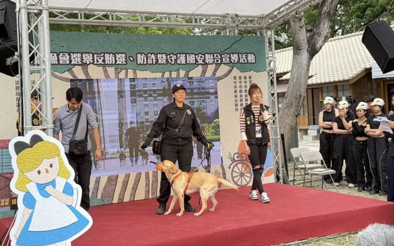 ▲圖說：中市警派出緝毒搜救兩棲警犬Uhoo，現場演示透過路徑追蹤找出藏匿的車手 （圖／台中市政府 提供）