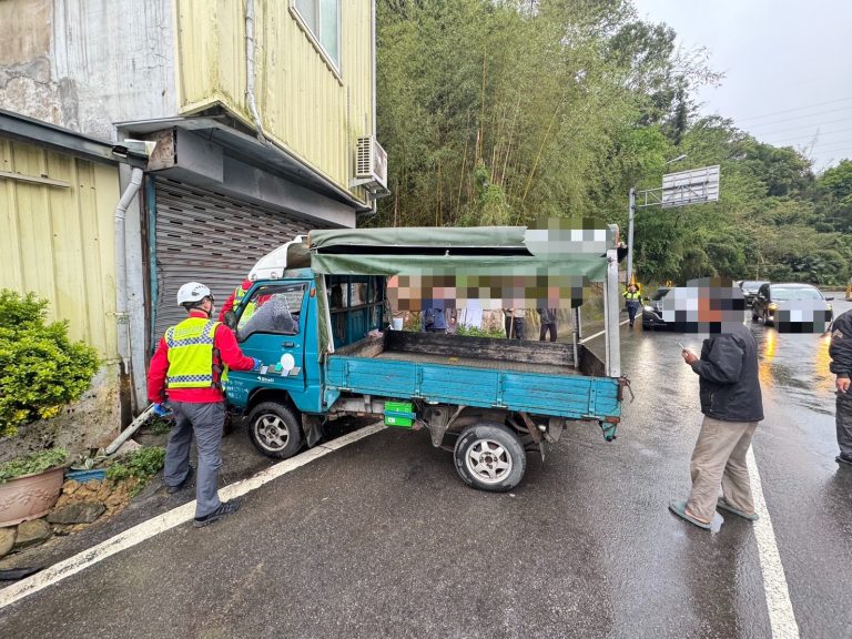 車輛不明原因自撞民宅  警消獲報馳援