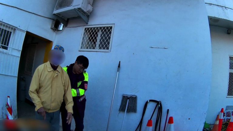 老翁清晨迷途池上街頭 警暖心助團圓兒子感動落淚