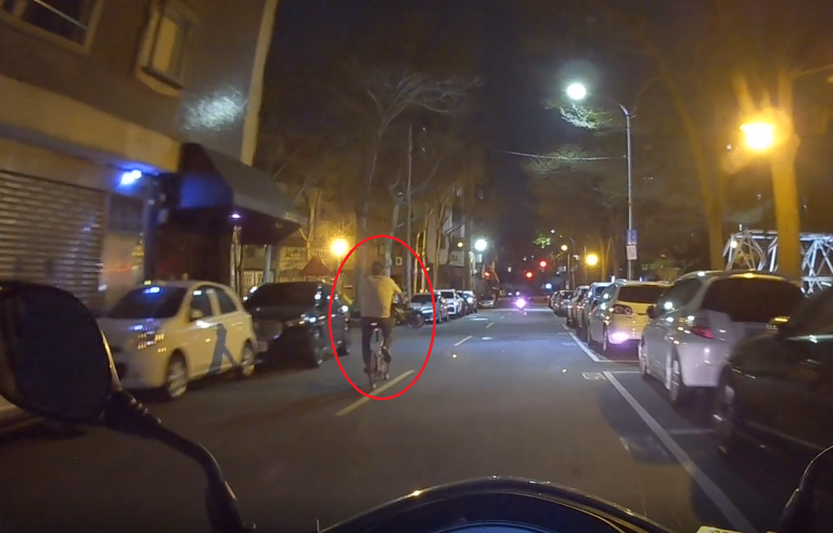 老外酒後騎腳踏車逆向遭攔查 還用小孩當藉口