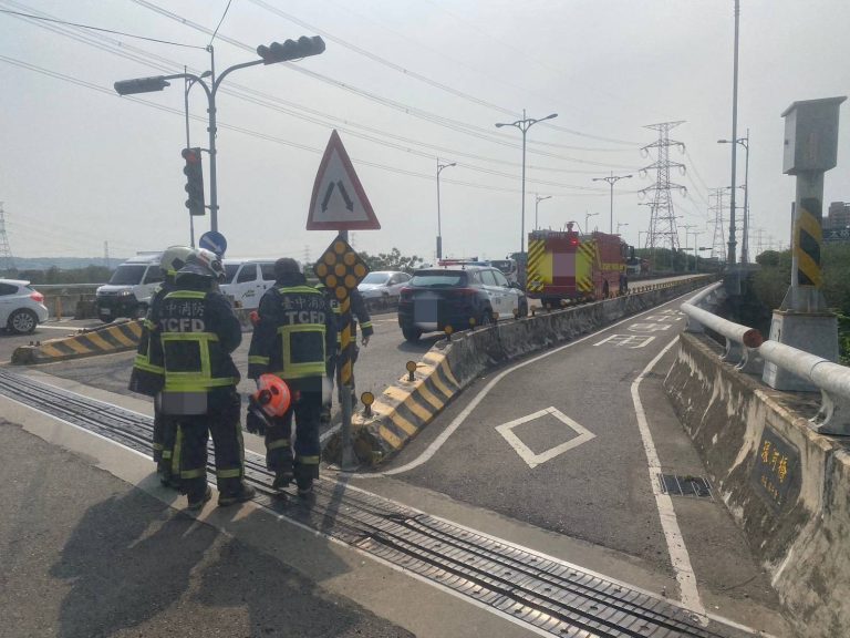 小貨車匝道拋錨冒煙 警民合力推車化解塞車危機