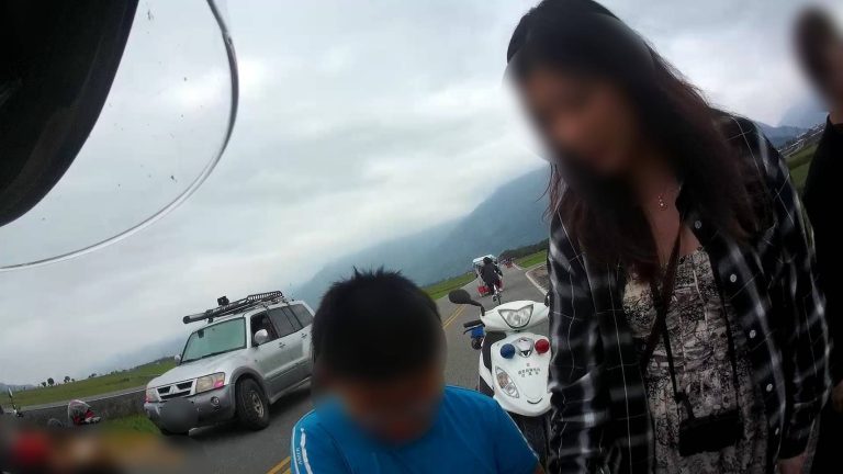 高雄遊客伯朗大道摔車手機落水 台東女警撈網巧手救機不踩稻田