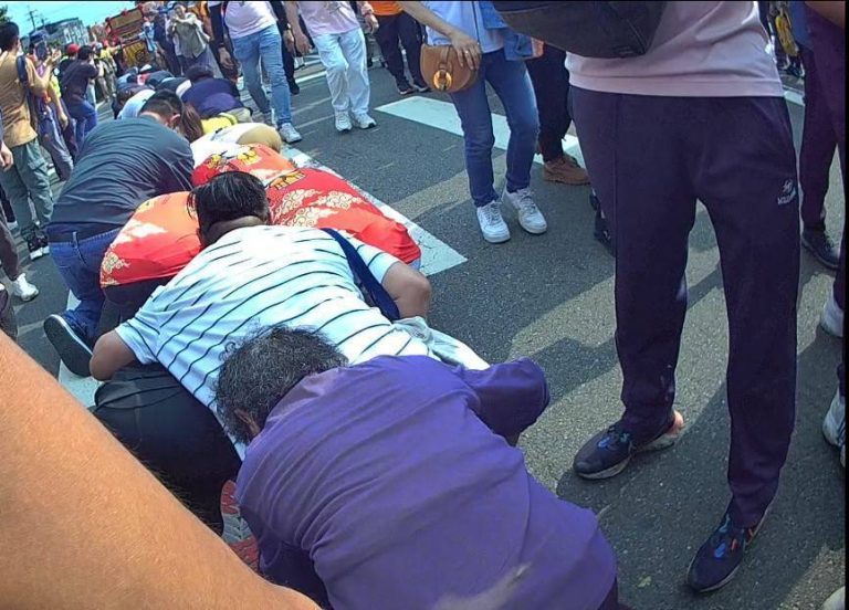 93歲阿嬤躦轎祈福遇擁擠險放棄 烏日警暖心協助完成心願