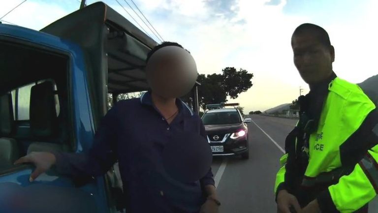 假車牌想逃法眼！關山警查獲酒駕後改掛偽牌車輛