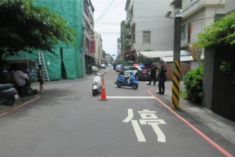 閃紅燈≠慢看就過！屏東警強力執法提醒駕駛「完全停車再開」