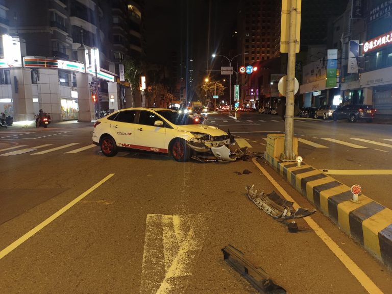 自小客車撞分隔島車頭毀損 台中警即刻疏導救援防事故擴大