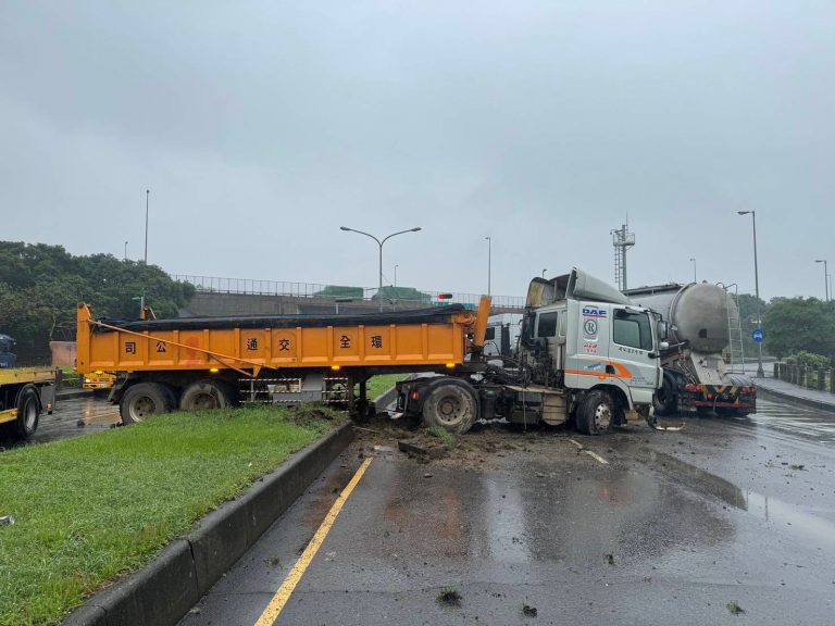 苗栗竹南國三出口處 大貨車疑剎車失靈 致失控衝撞分隔島