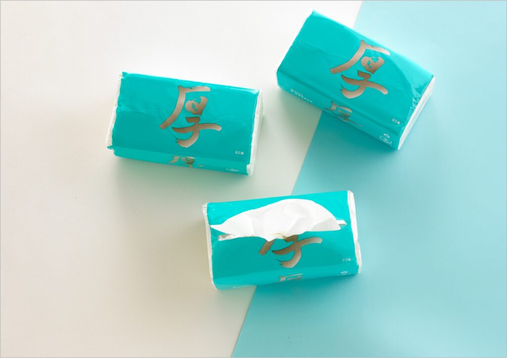 梁赫群捧「五月花舒敏厚棒」時尚環保連拍 3 五月花【舒敏.厚棒 限定環保永續包裝】,全包裝採100 可回收材質,採用30 再生塑料,並